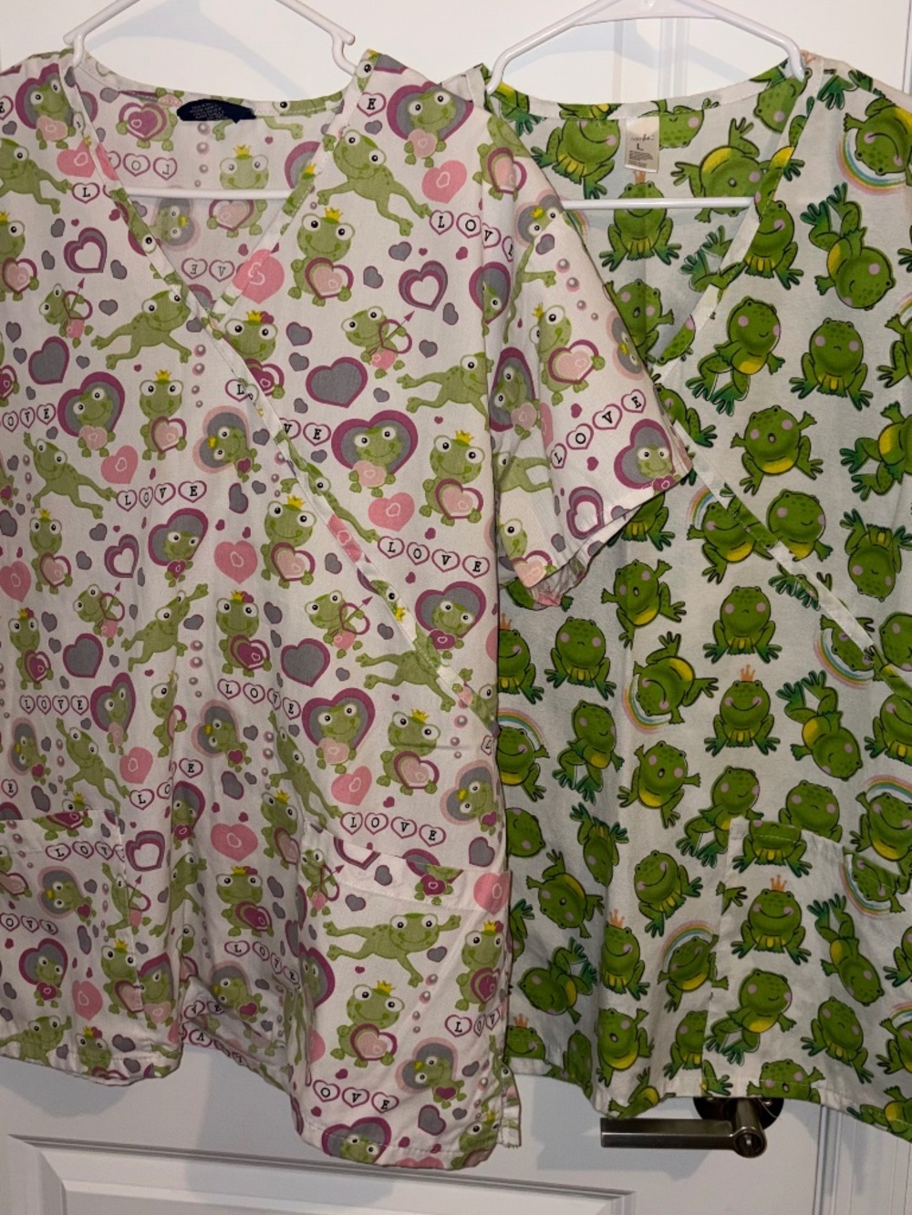 Two Women’s Scrub Top With Frogs With Pockets Size Large